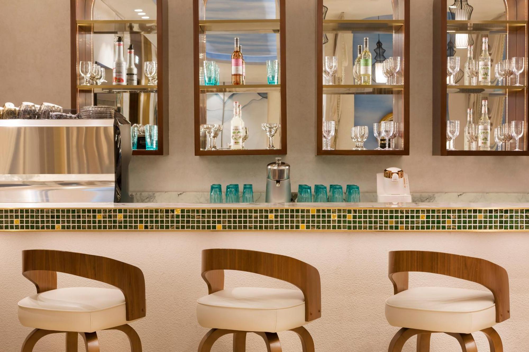 Velero Hotel Doha Lusail Экстерьер фото The bar at the hotel
