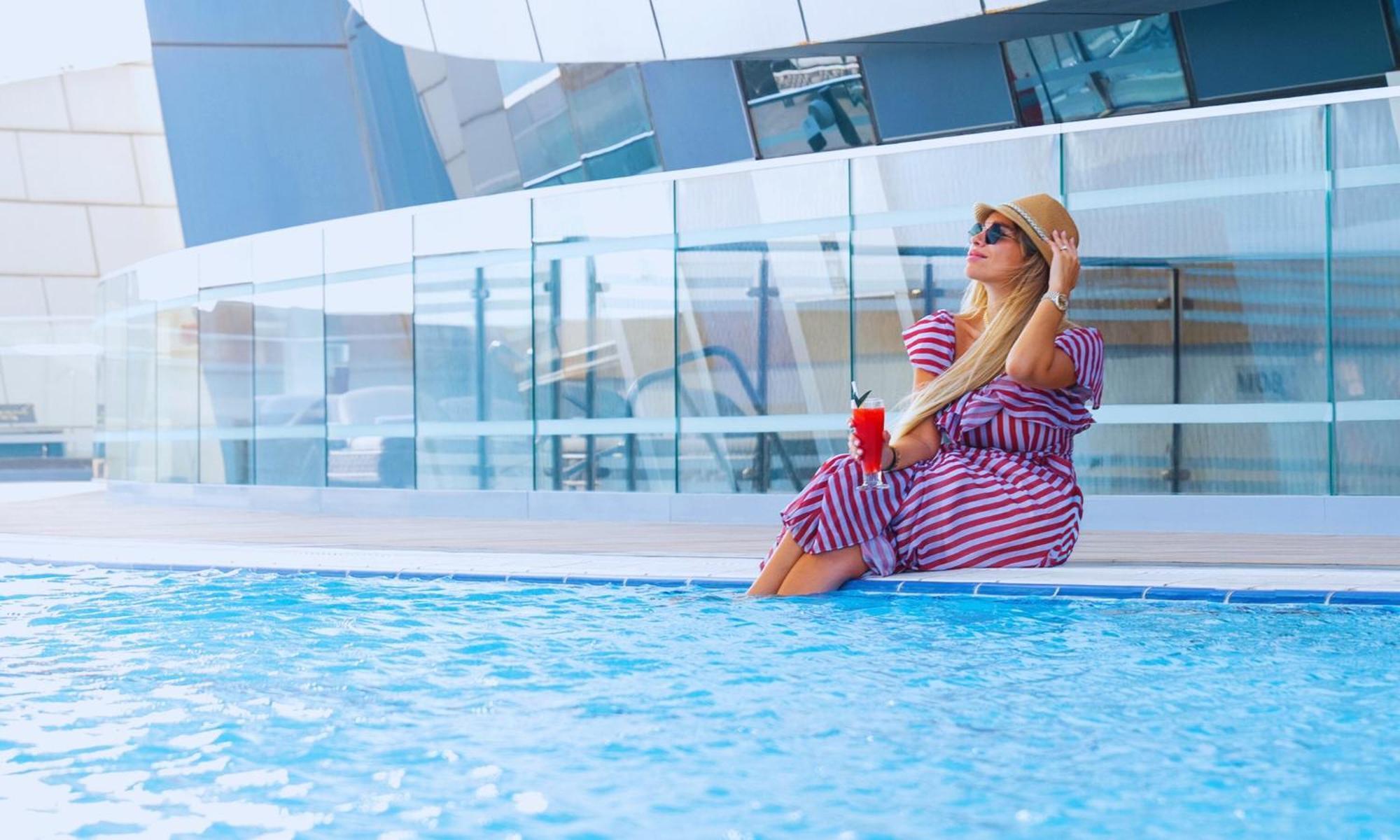Velero Hotel Doha Lusail Экстерьер фото A woman sunbathing