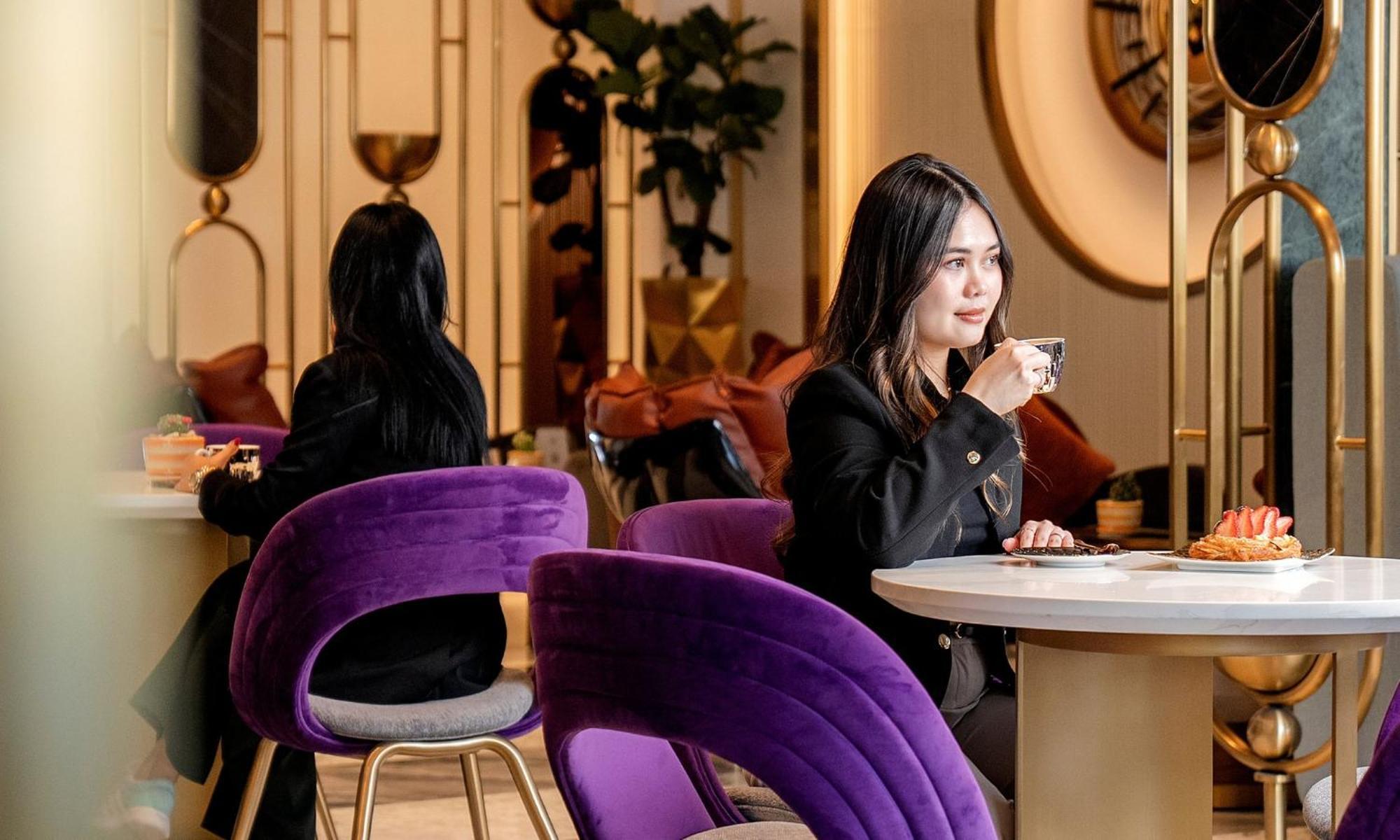 Velero Hotel Doha Lusail Экстерьер фото A woman in a restaurant