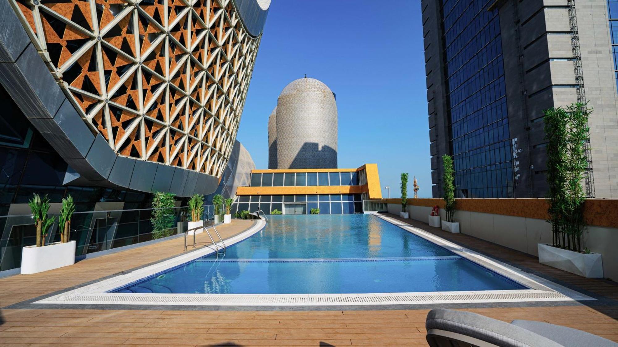 Velero Hotel Doha Lusail Экстерьер фото The pool at the top of the hotel